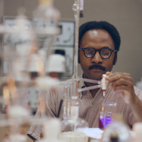 Chemist working at Mobil Oil Corporation’s research facility in Princeton, New Jersey, 1976. ExxonMobil Historical Collection. di_06506