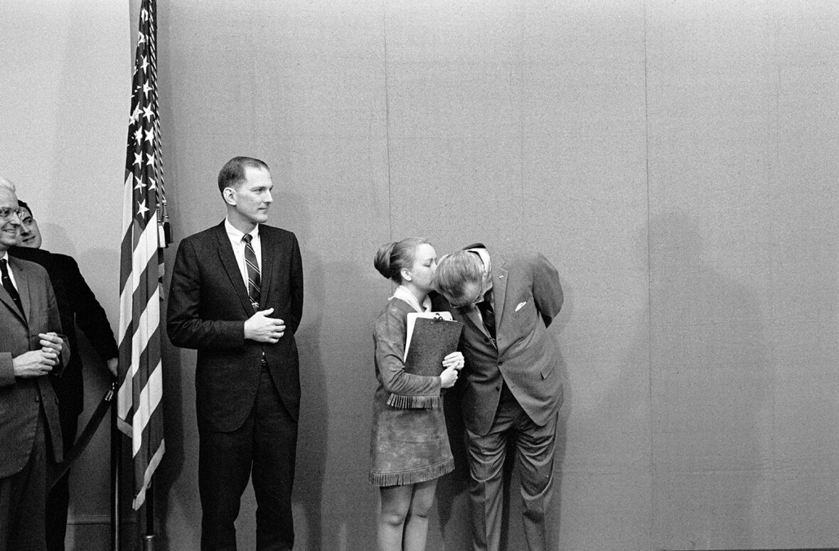 Doris Kearns and President Lyndon B. Johnson, White House Cabinet Room, Oct. 29, 1968. Kearns was Secretary of the White House Fellows Association, and the event marked the presentation of the White House Fellows Report on Youth Participation. Doris Kearns Goodwin Papers, courtesy of the Briscoe Center for American History. 